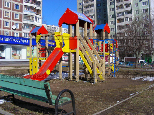 Детская игровая площадка на улице Пришвина. Район Бибирево. Москва (2015 год). Редакционное фото, фотограф lana1501 / Фотобанк Лори