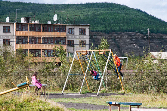 Детская игровая площадка  в поселоке Усть-Нера ( Республика САХА ). Поселок появился в 1937 году, стоит на Федеральной автотрассе " Колыма " ( Магадан-Якутск ), протяженность которой 2032 км. Эту автотрассу строили в те же годы заключенные. Поселок существует за счет налогов от золотодобывающих предприятий. (2010 год). Редакционное фото, фотограф Павел Просянов / Фотобанк Лори