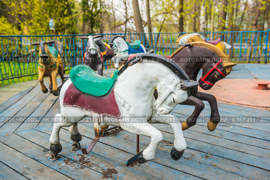 Детская карусель в парке "Останкино". Москва (2014 год). Редакционное фото, фотограф Владимир Князев / Фотобанк Лори