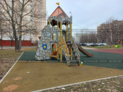 Детская площадка на Алтайской улице. Район Гольяново. Город Москва (2023 год). Редакционное фото, фотограф lana1501 / Фотобанк Лори