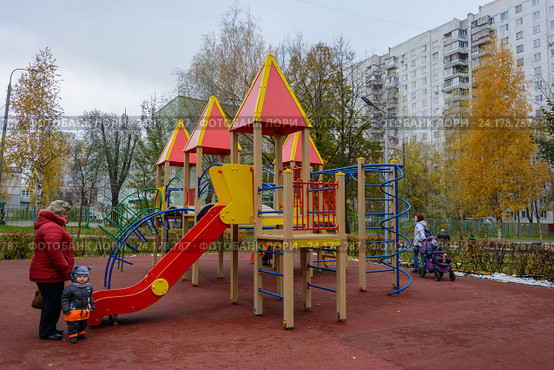 Детский игровой комплекс в скверике (Москва, Лианозово) (2016 год). Редакционное фото, фотограф Татьяна Синицына / Фотобанк Лори