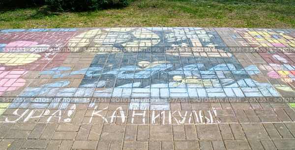 Детский рисунок на тротуаре (2012 год). Редакционное фото, фотограф Parmenov Pavel / Фотобанк Лори