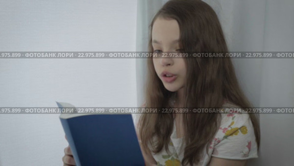 Девочка читает книжку вслух. Стоковое видео, видеограф Юлия Машкова / Фотобанк Лори