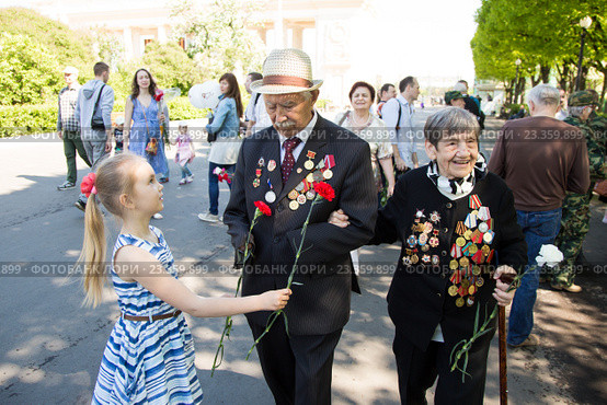 Девочка дарит цветы ветеранам. 9 мая 2016 года. Редакционное фото, фотограф Михаил Ворожцов / Фотобанк Лори