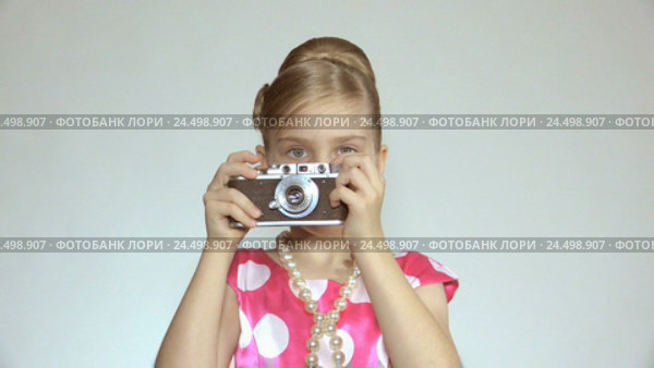 Девочка держит в руках старый фотоаппарат. Стоковое видео, видеограф Галина Михалишина / Фотобанк Лори
