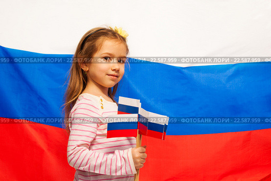 Девочка на фоне флага России. Стоковое фото, фотограф Сергей Новиков / Фотобанк Лори