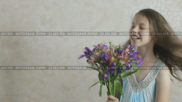 Девочка нюхает букет цветов. Стоковое видео, видеограф Юлия Машкова / Фотобанк Лори