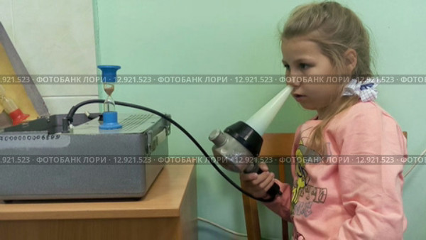 Девочка школьного возраста на процедуре КУФ носа в поликлинике (2015 год). Редакционное видео, видеограф Кекяляйнен Андрей / Фотобанк Лори