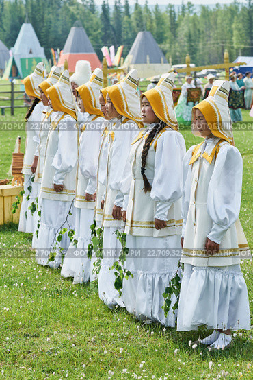 Девочки в белых одеждах (2015 год). Редакционное фото, фотограф Роман Фомин / Фотобанк Лори