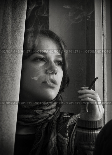 Девушка и дым. Стоковое фото, фотограф Сергей Юрьев / Фотобанк Лори