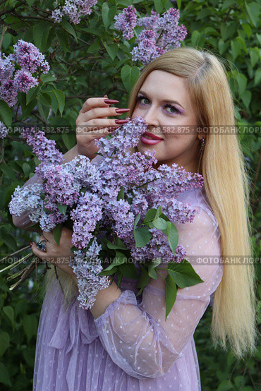 Девушка и сирень. Стоковое фото, фотограф Irina Paulina / Фотобанк Лори