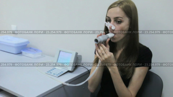Девушка на обследовании в кабинете спирометрии. Стоковое видео, видеограф Video Kot / Фотобанк Лори
