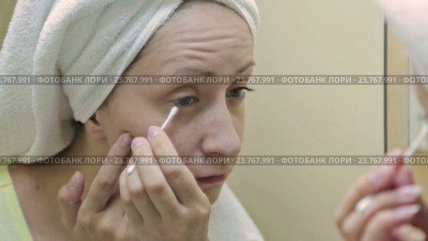 Девушка наносит тональный крем на  веки. Стоковое видео, видеограф Aleksey Popov / Фотобанк Лори