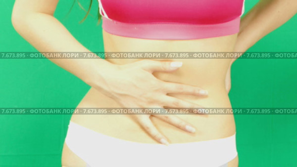 Девушка ощупывает живот. Стоковое видео, видеограф Серёга / Фотобанк Лори