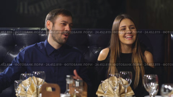 Девушка с бойфрендом активно рассказывает интересную историю своим друзьям. Стоковое видео, видеограф Виктор Аллин / Фотобанк Лори