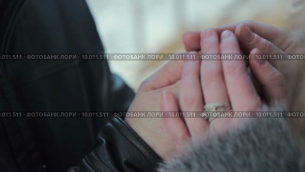 Девушка согревает руки молодому человеку. Стоковое видео, видеограф Aleksey Popov / Фотобанк Лори