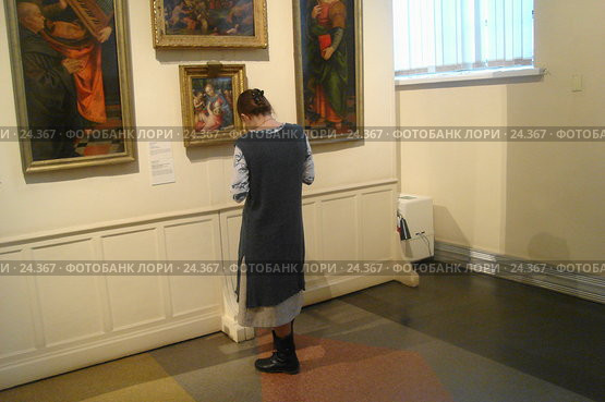 Девушка в музее (2007 год). Редакционное фото, фотограф Аврам / Фотобанк Лори