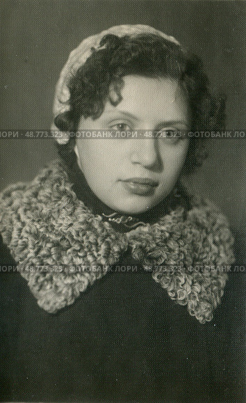 Девушка в пальто с каракулевым воротником, фотопортрет в студии, 1950-е гг, СССР. Стоковое фото, фотограф Retro / Фотобанк Лори