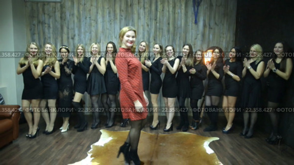 Девушки приветствуют визажиста. Стоковое видео, видеограф Виктор Аллин / Фотобанк Лори
