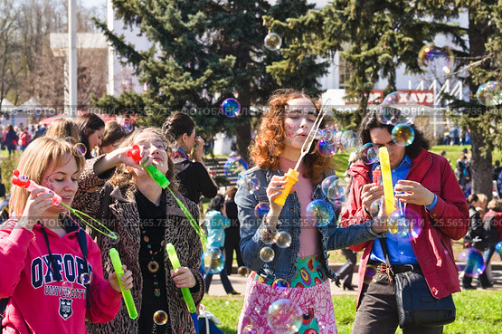 Девушки пускают мыльные пузыри в солнечный день на параде Dreamflash (2013 год). Редакционное фото, фотограф Алёшина Оксана / Фотобанк Лори