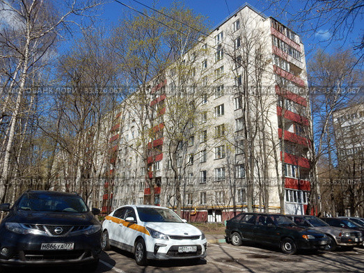 Девятиэтажный шестиподъездный панельный жилой дом серии II-49Д, построен в 1969 году. Сахалинская улица, 6, корпус 2. Район Гольяново. Город Москва (2020 год). Редакционное фото, фотограф lana1501 / Фотобанк Лори
