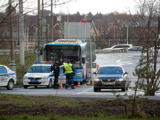 Дежурный наряд Госавтоинспекции при въезде в Москву для контроля режима цифровых пропусков в дни самоизоляции при коронавирусе COVID-19. Хабаровская улица. Район Гольяново. Город Москва. Россия (2020 год). Редакционное фото, фотограф lana1501 / Фотобанк Лори