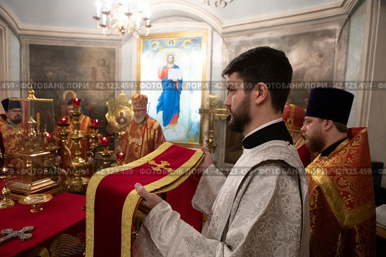 Диакон Леонид Певень в Николо-Архангельском храме Балашихи (2024 год). Редакционное фото, фотограф Дмитрий Неумоин / Фотобанк Лори