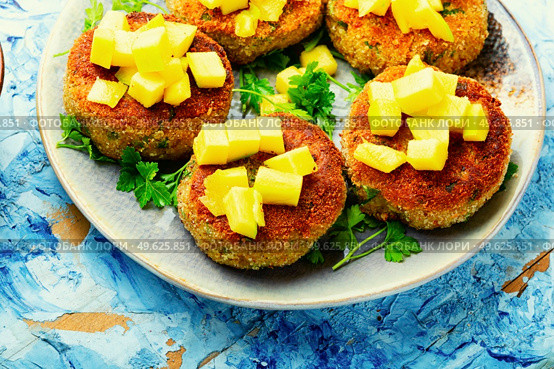 Diet vegan quinoa and mango cutlets, vegetarian food. Vegan quinoa and mango burgers. Стоковое фото, агентство Ingram Publishing / Фотобанк Лори