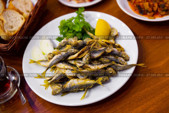 Dietary mullet fish. Fried fish in a plate with parsley and lemon. Стоковое фото, фотограф Яков Филимонов / Фотобанк Лори