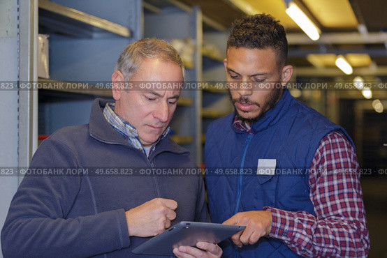 digital marketing coordinator and his worker. Стоковое фото, агентство Ingram Publishing / Фотобанк Лори