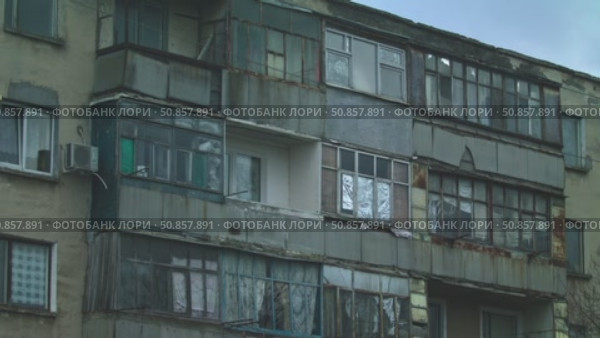 Dilapidated Facade of a Soviet-Era Apartment Building. Стоковое видео, видеограф Поскребышев Михаил / Фотобанк Лори