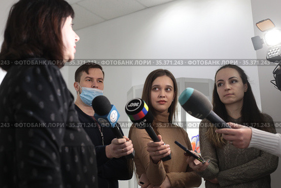 Директор Балашихинской галереи Елена Викторовна Елистратова даёт интервью тележурналистам (2021 год). Редакционное фото, фотограф Дмитрий Неумоин / Фотобанк Лори