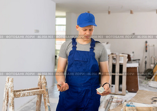 Discontented teenager with bunch of money he earned on first job in building site. Стоковое фото, фотограф Яков Филимонов / Фотобанк Лори