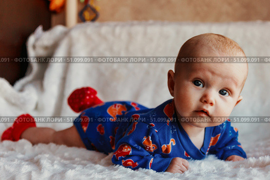 Discoveries Abound for Inquisitive Babe on Fluffy White Blanket. Стоковое фото, фотограф Aleksandr Golubev / Фотобанк Лори
