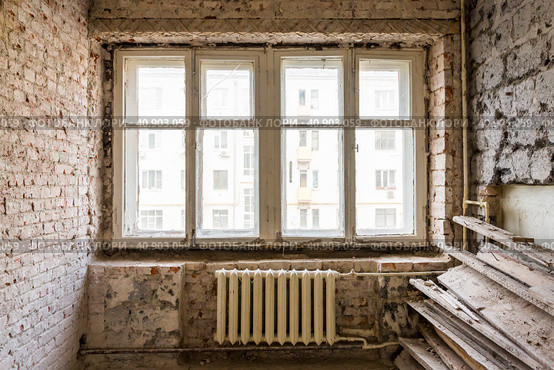 Dismantling in the old apartment before new renovation. Стоковое фото, фотограф VittoriaChe / Фотобанк Лори