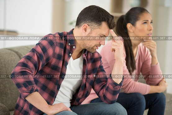 disputing couple sat on the sofa. Стоковое фото, агентство Ingram Publishing / Фотобанк Лори