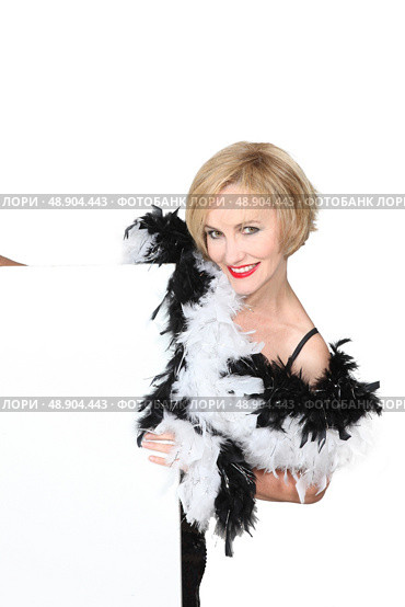 Diva in a black and white feather boa and a board left blank for your message. Стоковое фото, агентство Ingram Publishing / Фотобанк Лори
