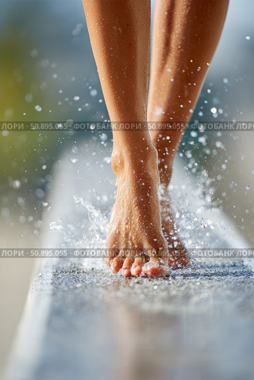 Diver's feet gracefully poised on springboard, splashing water droplets in dynamic motion. Стоковое AI-изображение, AI-художник Гайфуллина Дина / Фотобанк Лори
