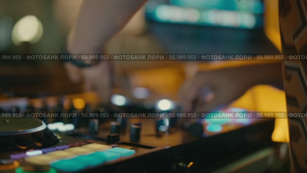 DJ at work at the party. Стоковое видео, видеограф Tatiana Malinsky / Фотобанк Лори