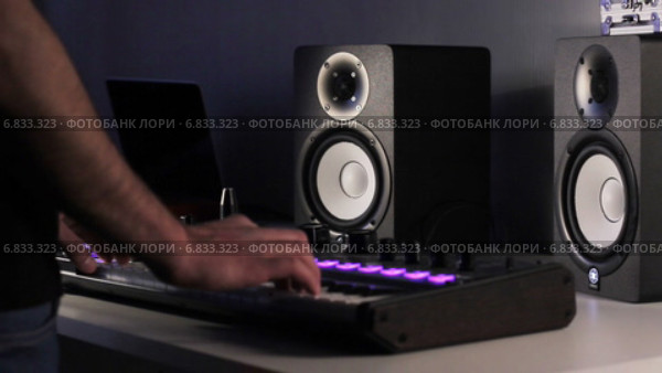 DJ используя свой миди контроллер. Стоковое видео, видеограф Александр Саенко / Фотобанк Лори