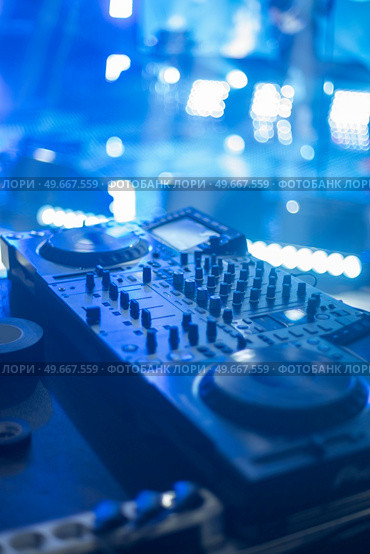 DJ mixing console. Tune in before a concert. Стоковое фото, агентство Ingram Publishing / Фотобанк Лори