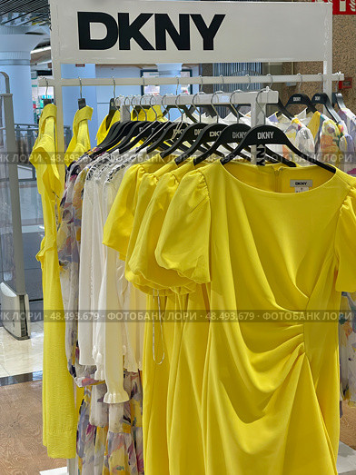 DKNY yellow dress display in Spanish mall. Редакционное фото, фотограф Данил Руденко / Фотобанк Лори