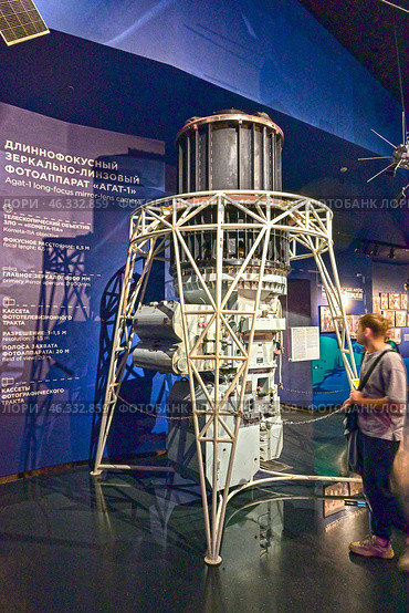 Длиннофокусный зеркально-линзовый телескоп-фотоаппарат "Агат-1" (на подставке). Середина 1960-х гг. в Музее Космонавтики на ВДНХ. Город Москва (2024 год). Редакционное фото, фотограф Александр Тараканов / Фотобанк Лори