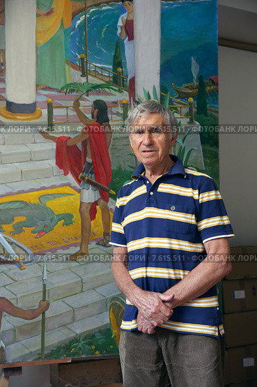 Дмитрий Жилинский, народный художник России на фоне своей картины (2013 год). Редакционное фото, фотограф Иван Блынский / Фотобанк Лори