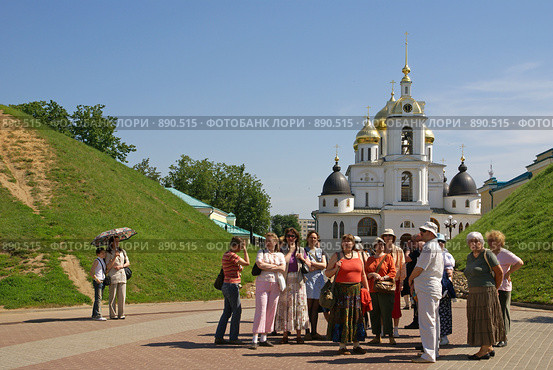 Дмитров. Экскурсанты в Дмитровском кремле (2008 год). Редакционное фото, фотограф Julia Nelson / Фотобанк Лори