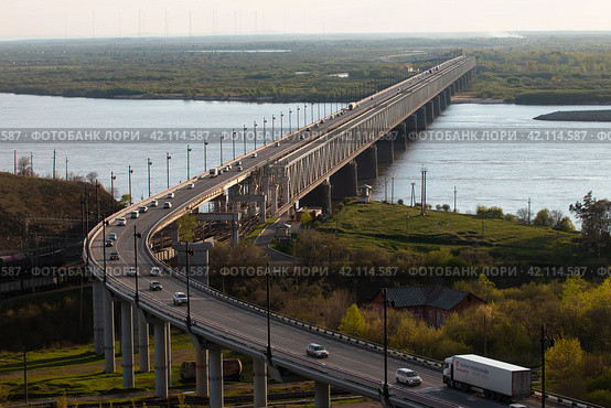 Дневной вид на Хабаровский мост через реку Амур (2022 год). Редакционное фото, фотограф Сергей Крамарев / Фотобанк Лори
