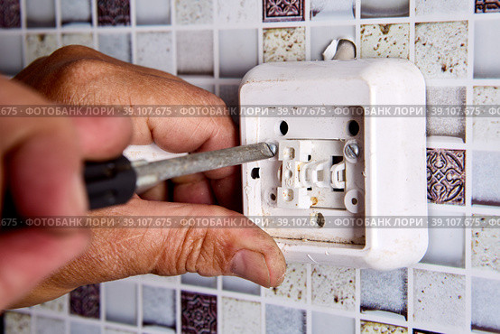 Do it yourself repair of faulty light switch. Стоковое фото, фотограф Владимир Григорьев / Фотобанк Лори