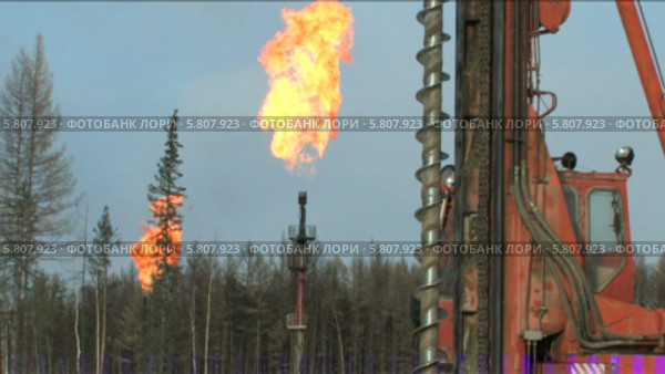 Добыча газа на нефтегазовом месторождении. Стоковое видео, видеограф Виталий Зверев / Фотобанк Лори