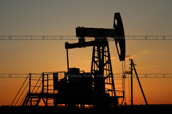 Добыча нефти. Нефтяная качалка на закате. Стоковое фото, фотограф Mikhail Erguine / Фотобанк Лори