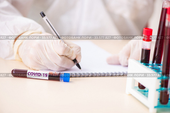 Doctor developing covid-19 vaccine in the lab. Стоковое фото, фотограф Elnur / Фотобанк Лори